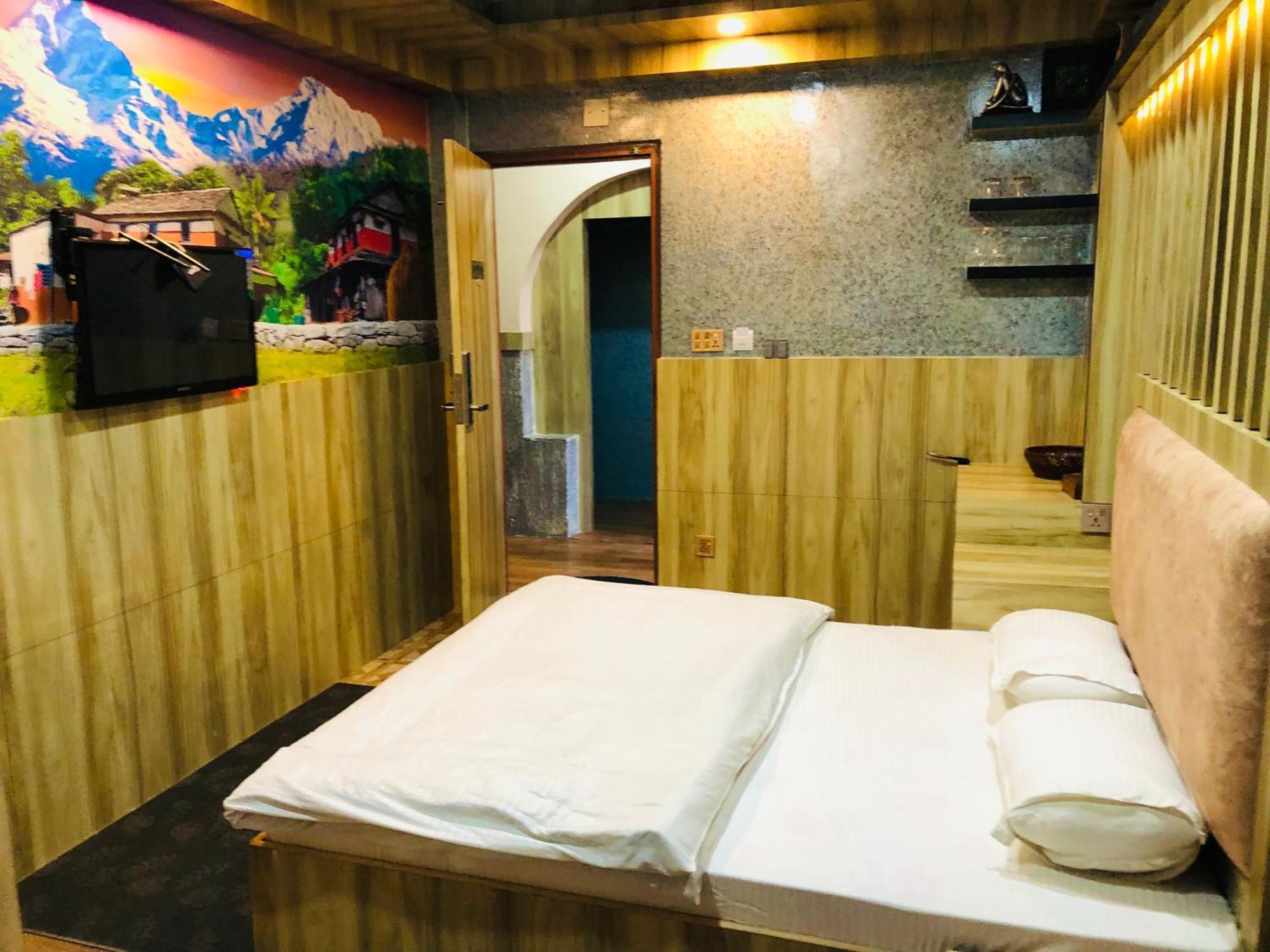 Sara'S Backpackers Hotel Kathmandu Exterior photo