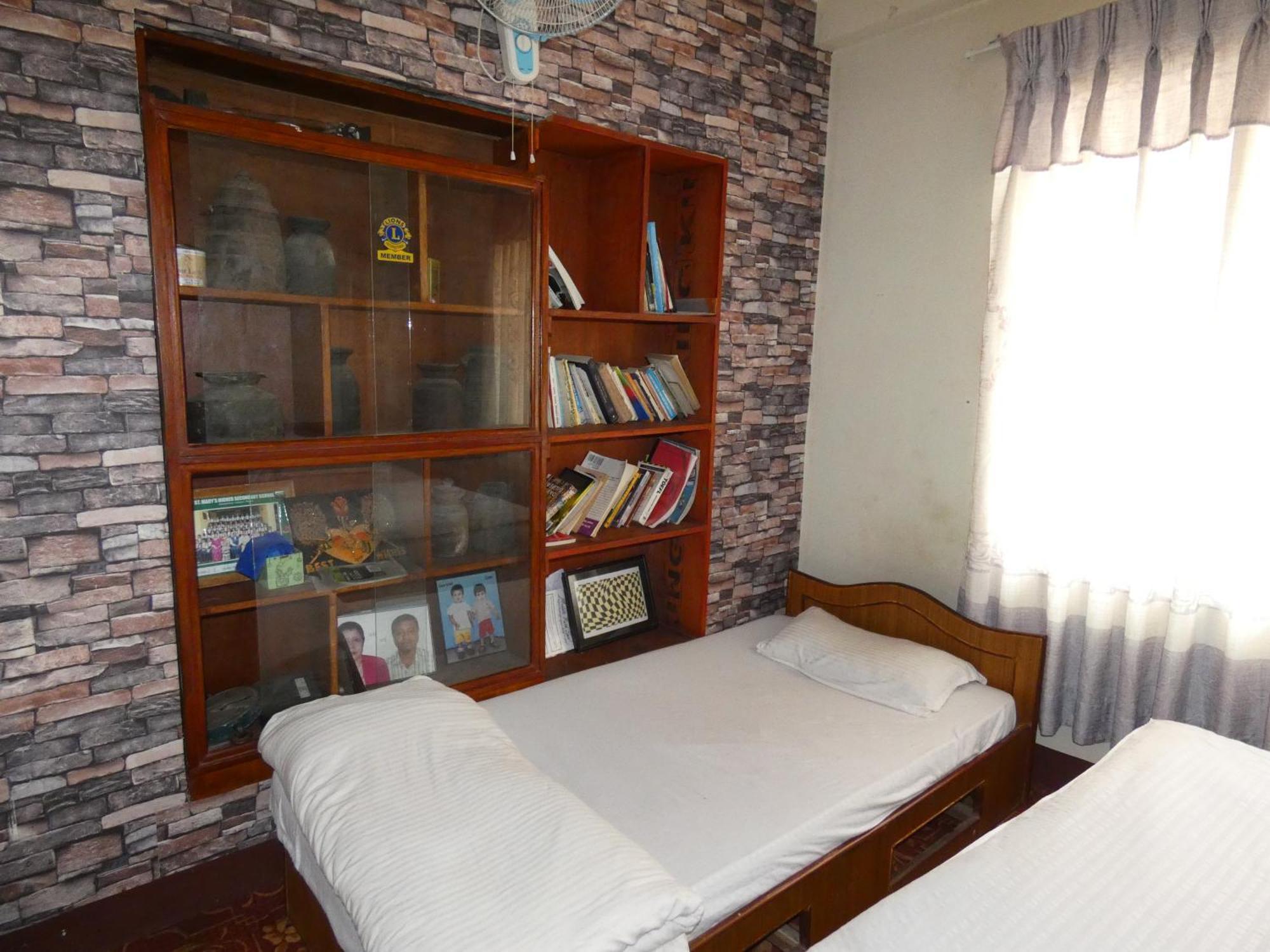 Sara'S Backpackers Hotel Kathmandu Exterior photo