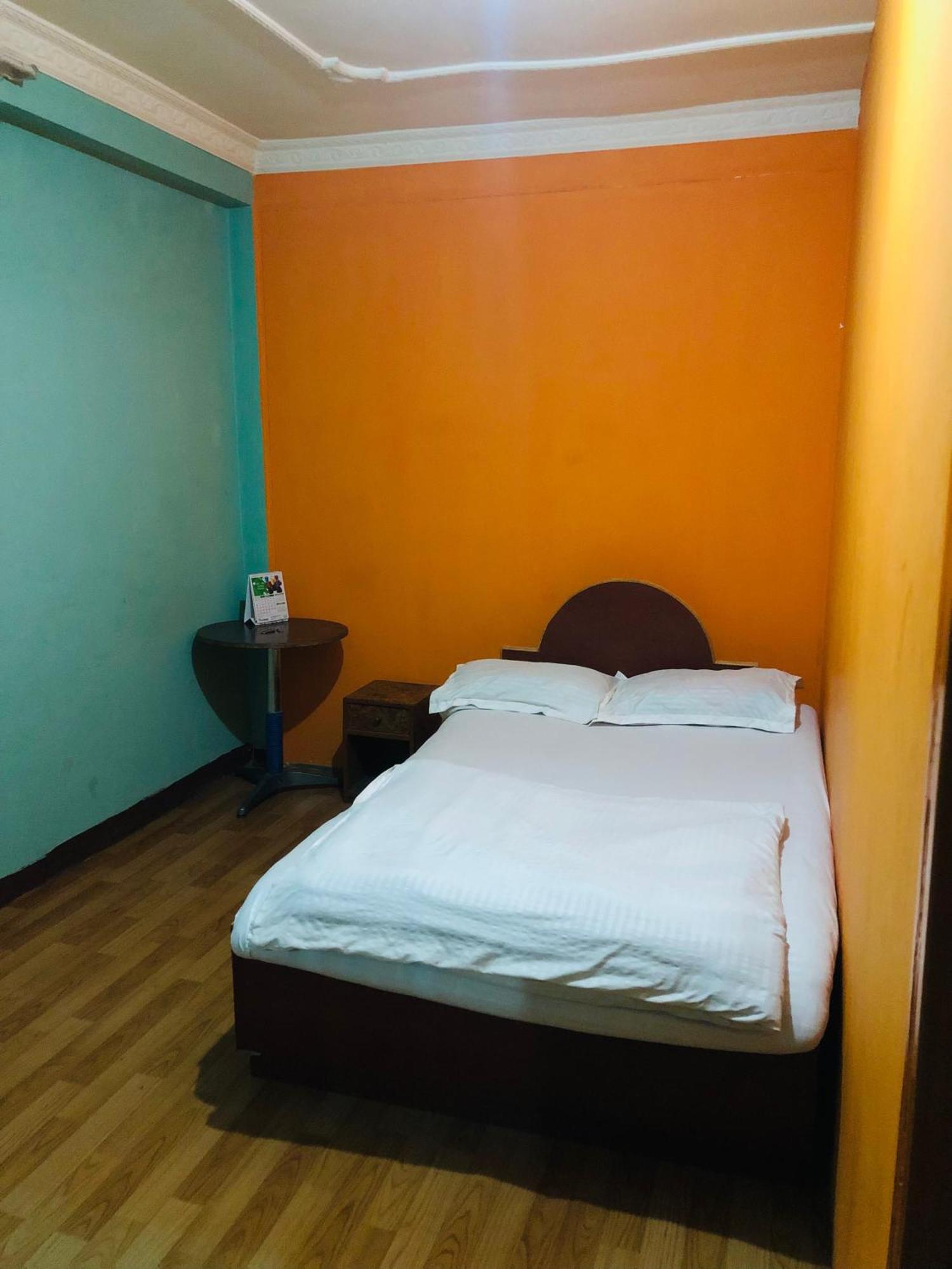 Sara'S Backpackers Hotel Kathmandu Exterior photo