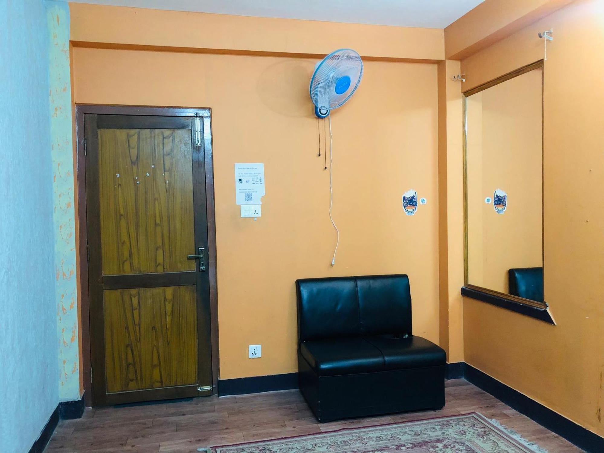 Sara'S Backpackers Hotel Kathmandu Exterior photo