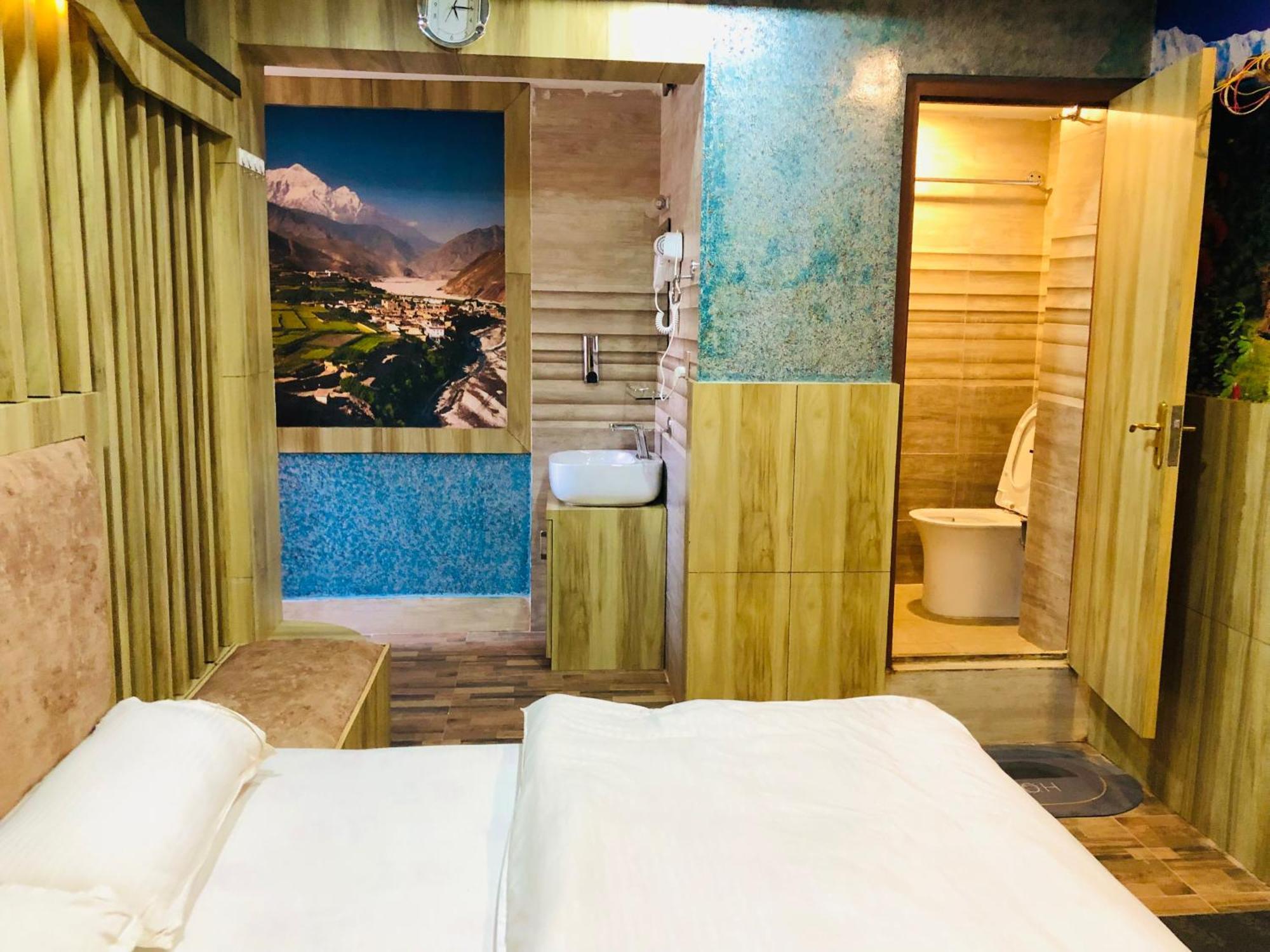 Sara'S Backpackers Hotel Kathmandu Exterior photo