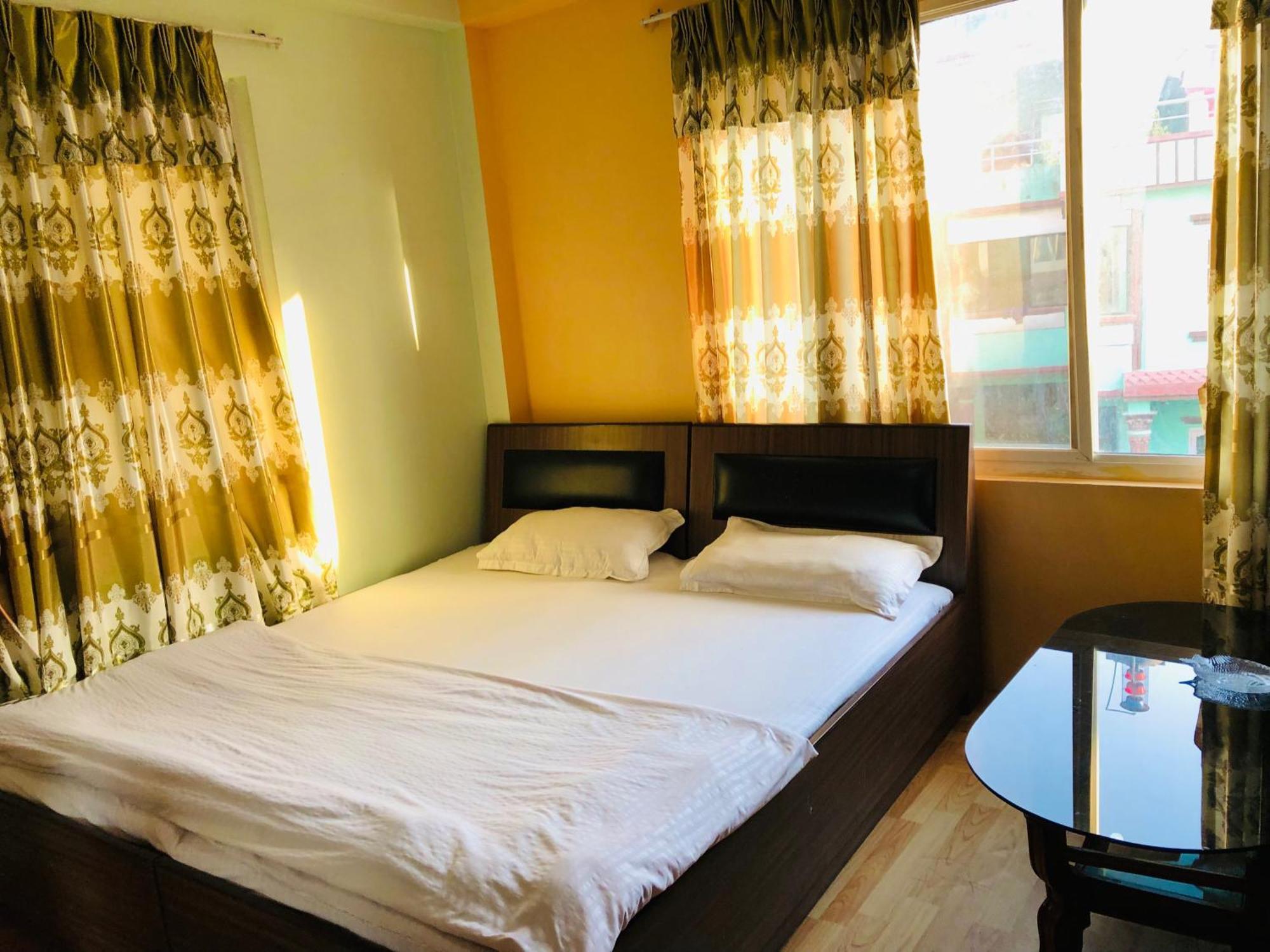 Sara'S Backpackers Hotel Kathmandu Exterior photo